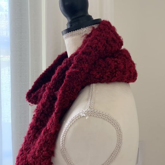 Hand knit chunky wool scarf in deep red - Picture 5 of 7